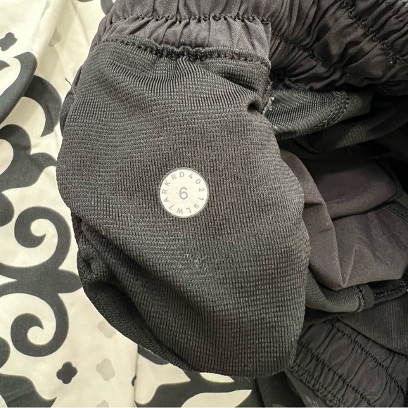 Lululemon Hotty Hot Short II *2.5" in Black size 6 - Picture 8 of 8